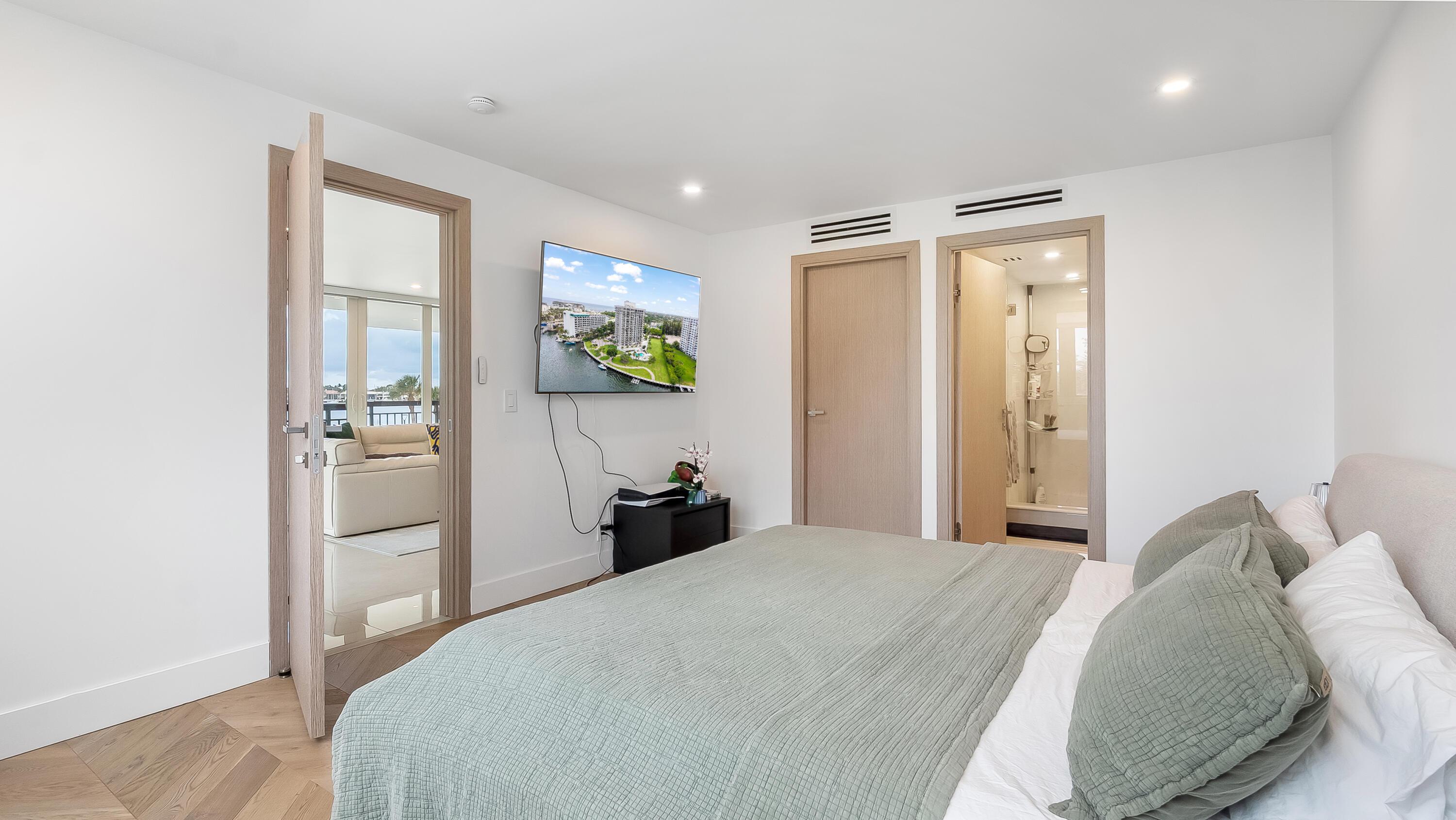 901 E Camino Real 2a