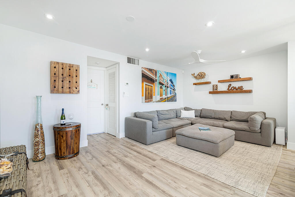 108 Paradise Harbour Boulevard 210