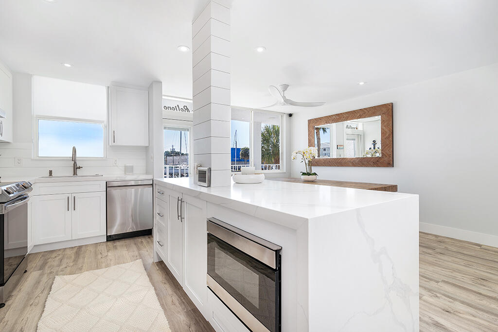 108 Paradise Harbour Boulevard 210