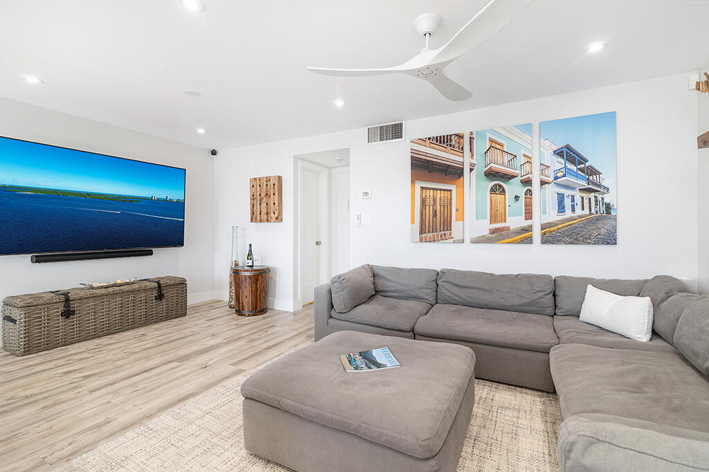 108 Paradise Harbour Boulevard 210