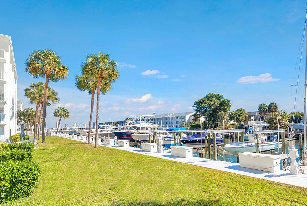 108 Paradise Harbour Boulevard 210