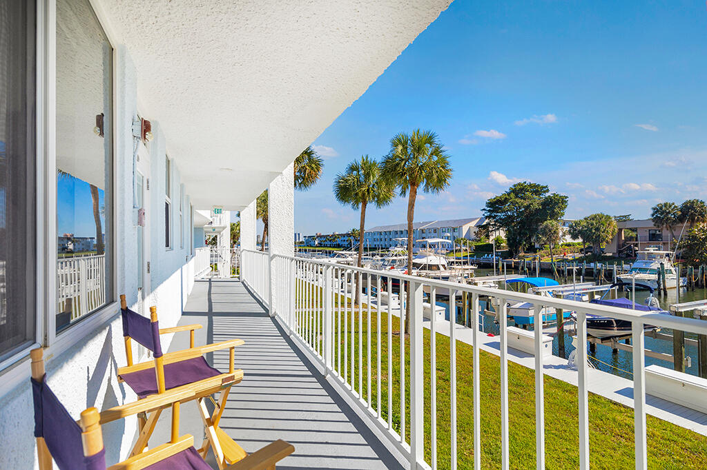 108 Paradise Harbour Boulevard 210