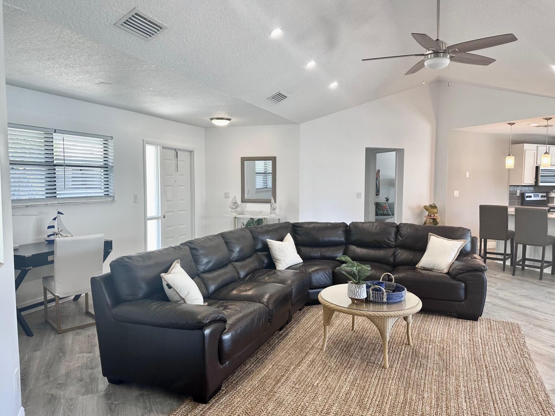 1127 E Seminole Avenue 29a