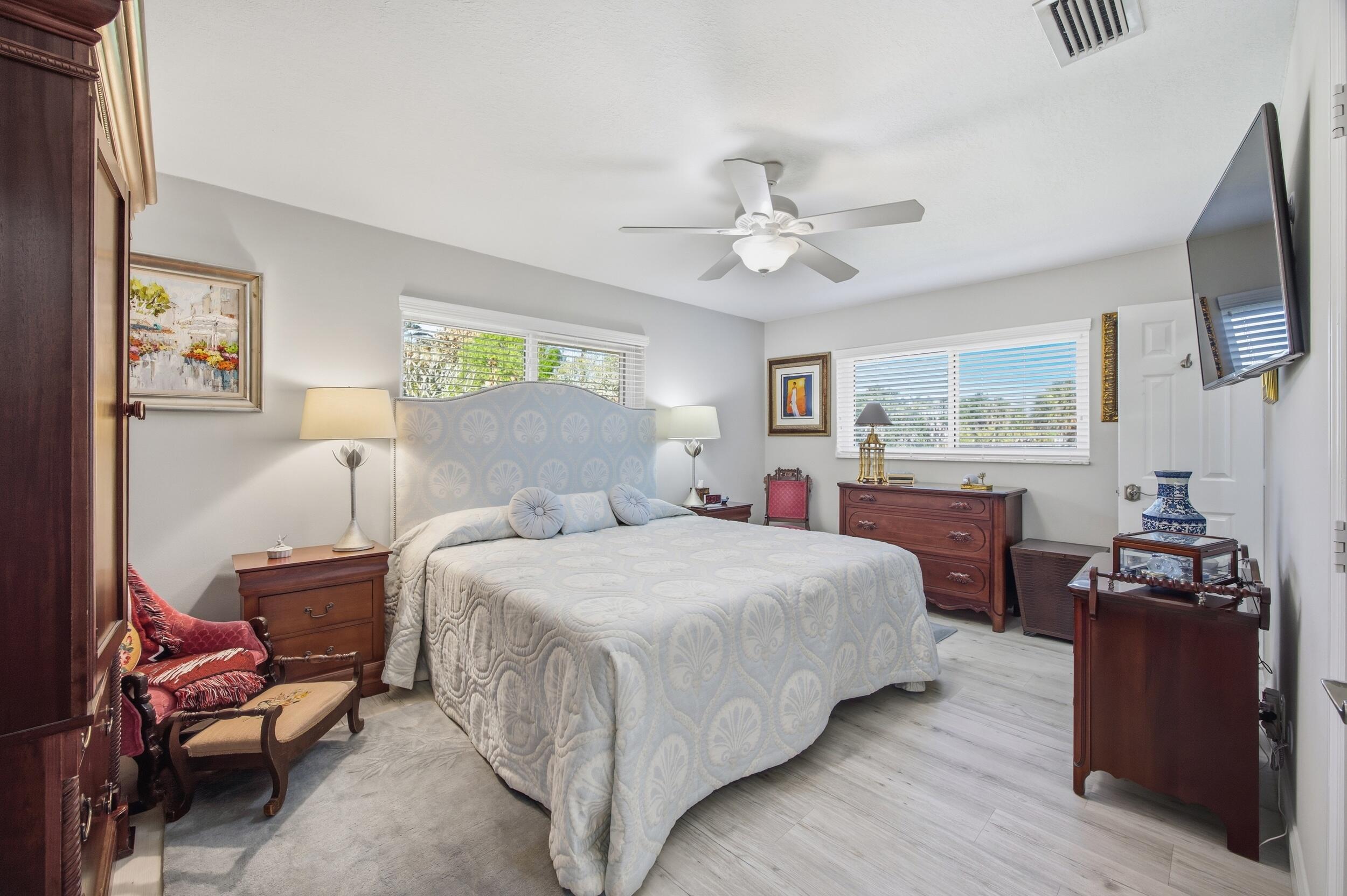 9461 SE Little Club Way N