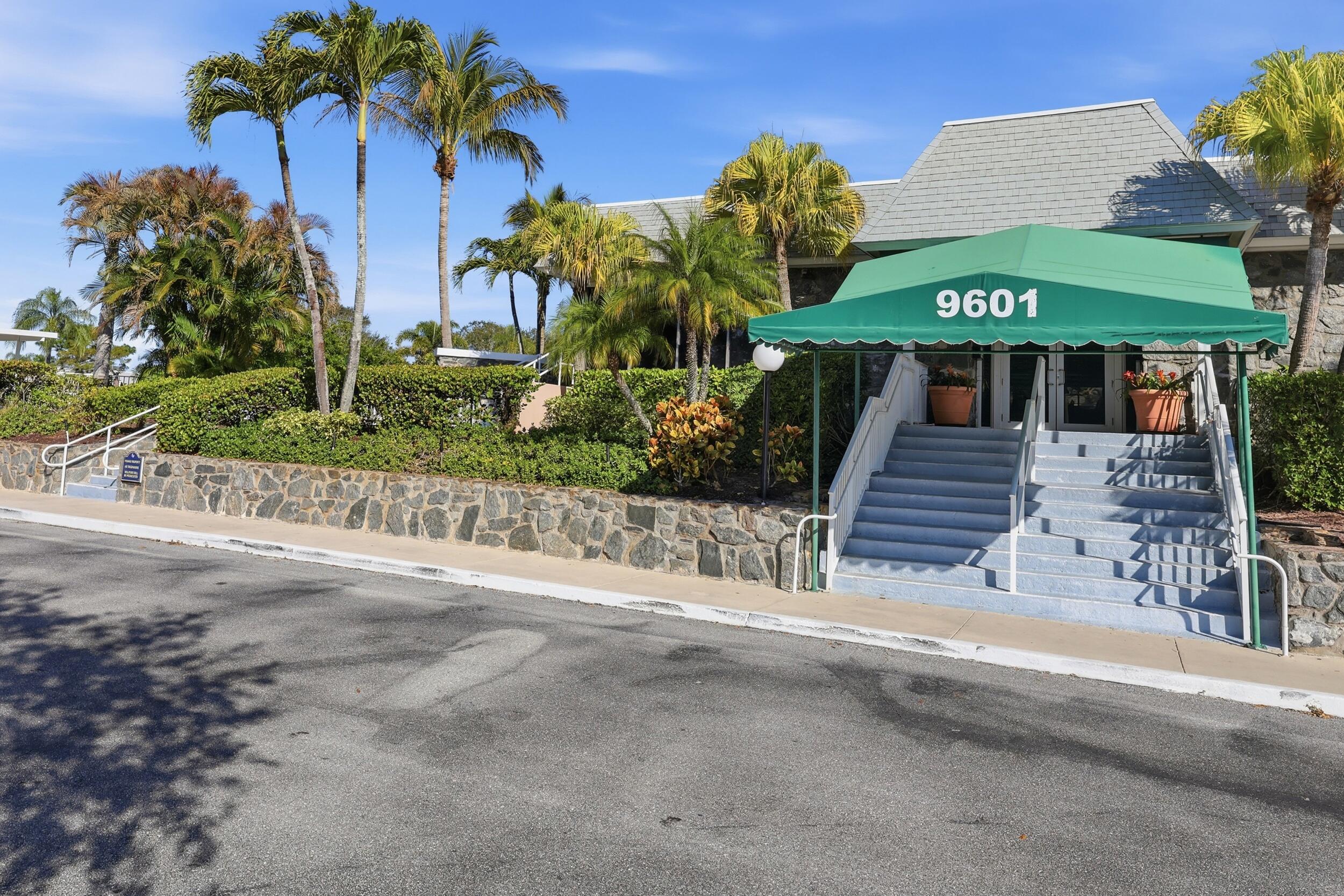 9461 SE Little Club Way N