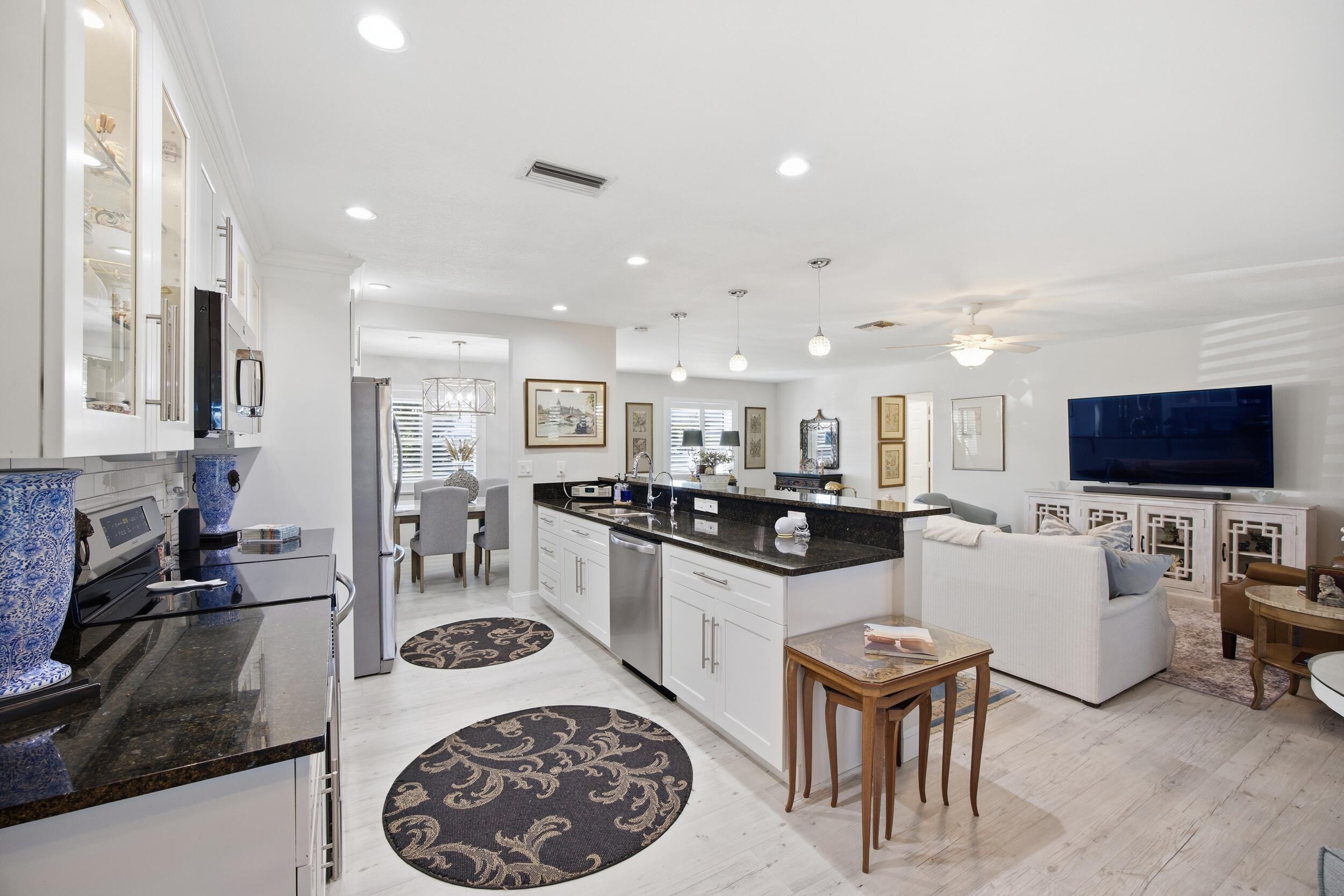 9461 SE Little Club Way N