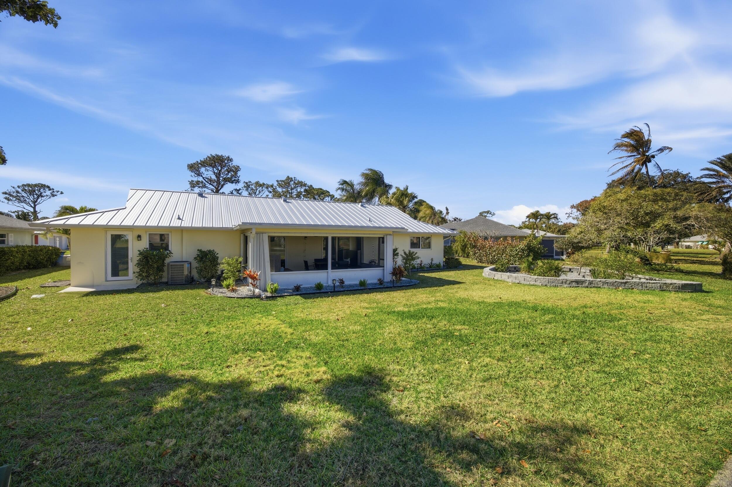 9461 SE Little Club Way N