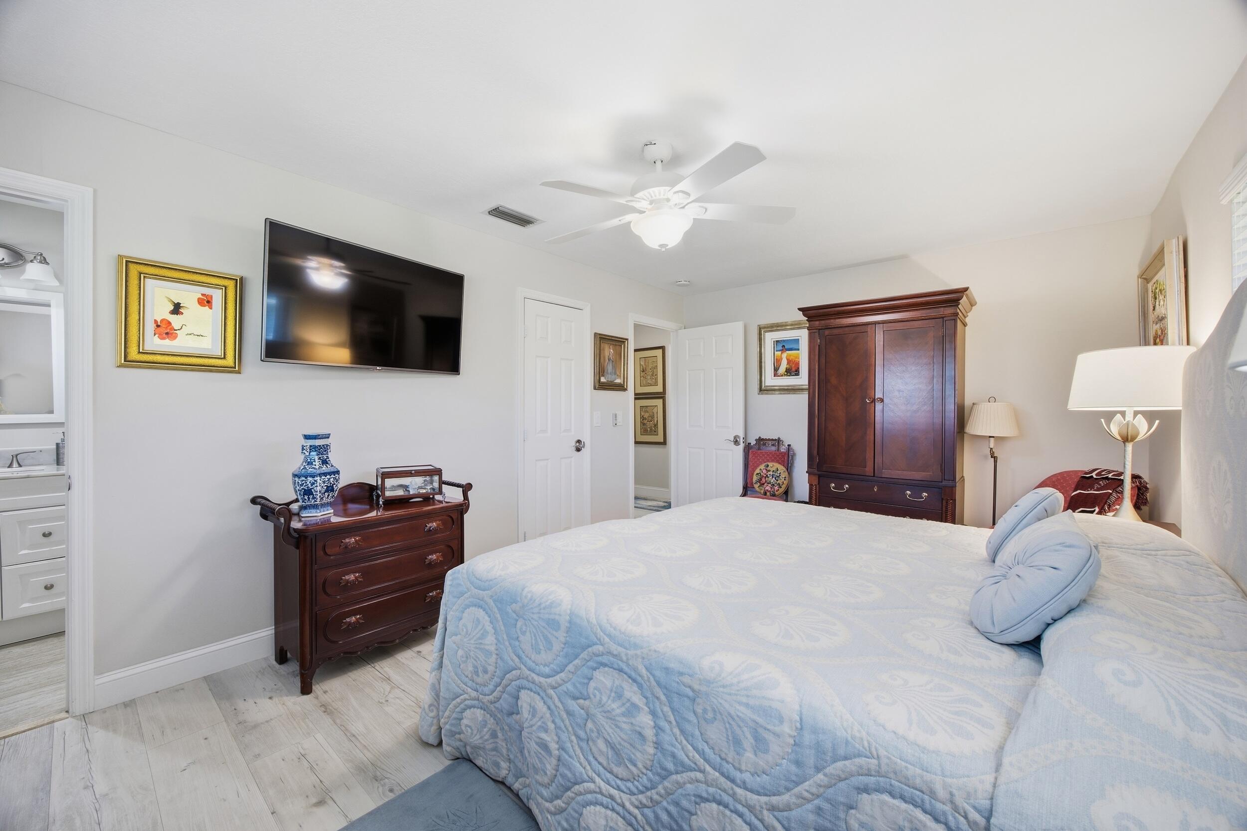 9461 SE Little Club Way N