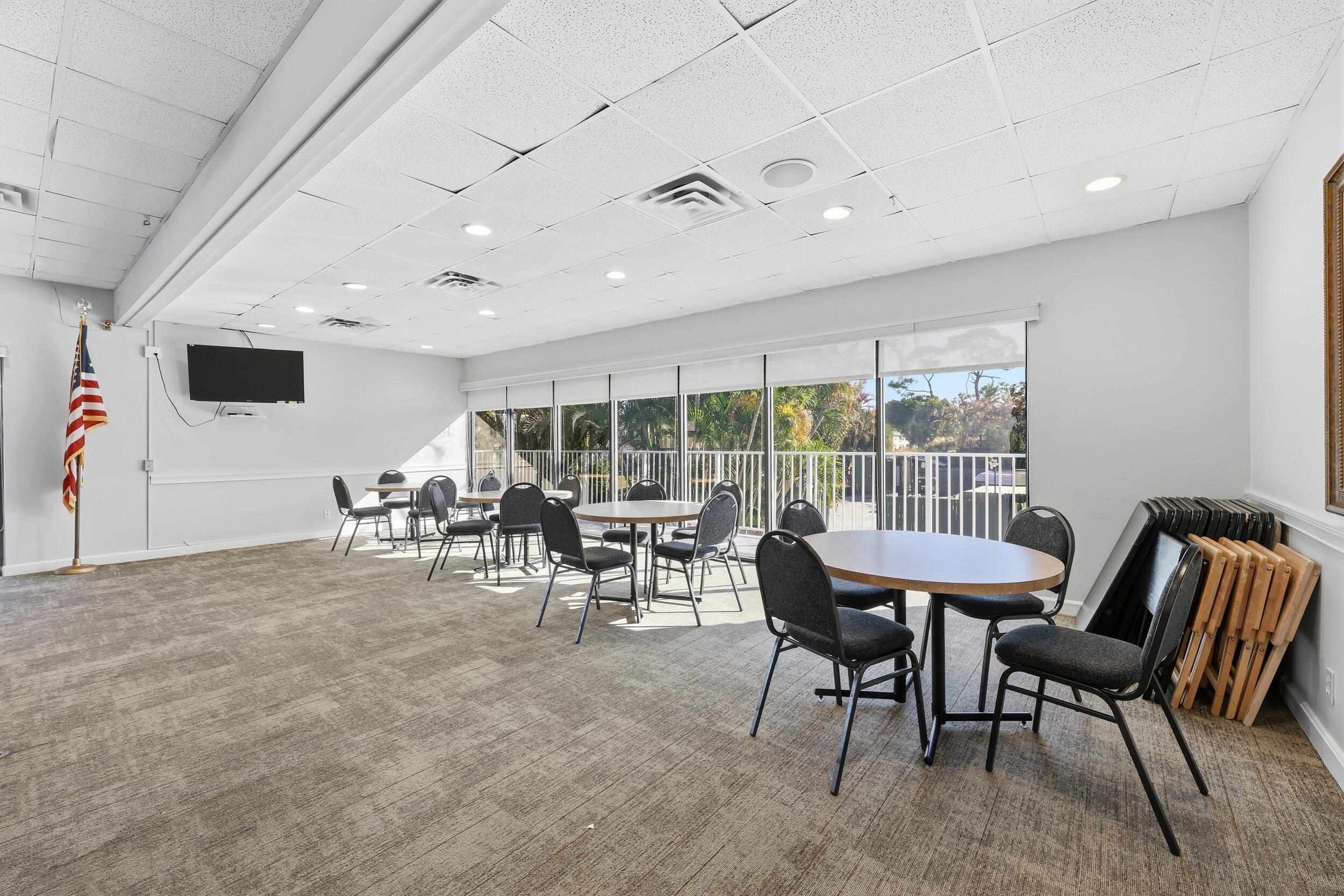 9461 SE Little Club Way N