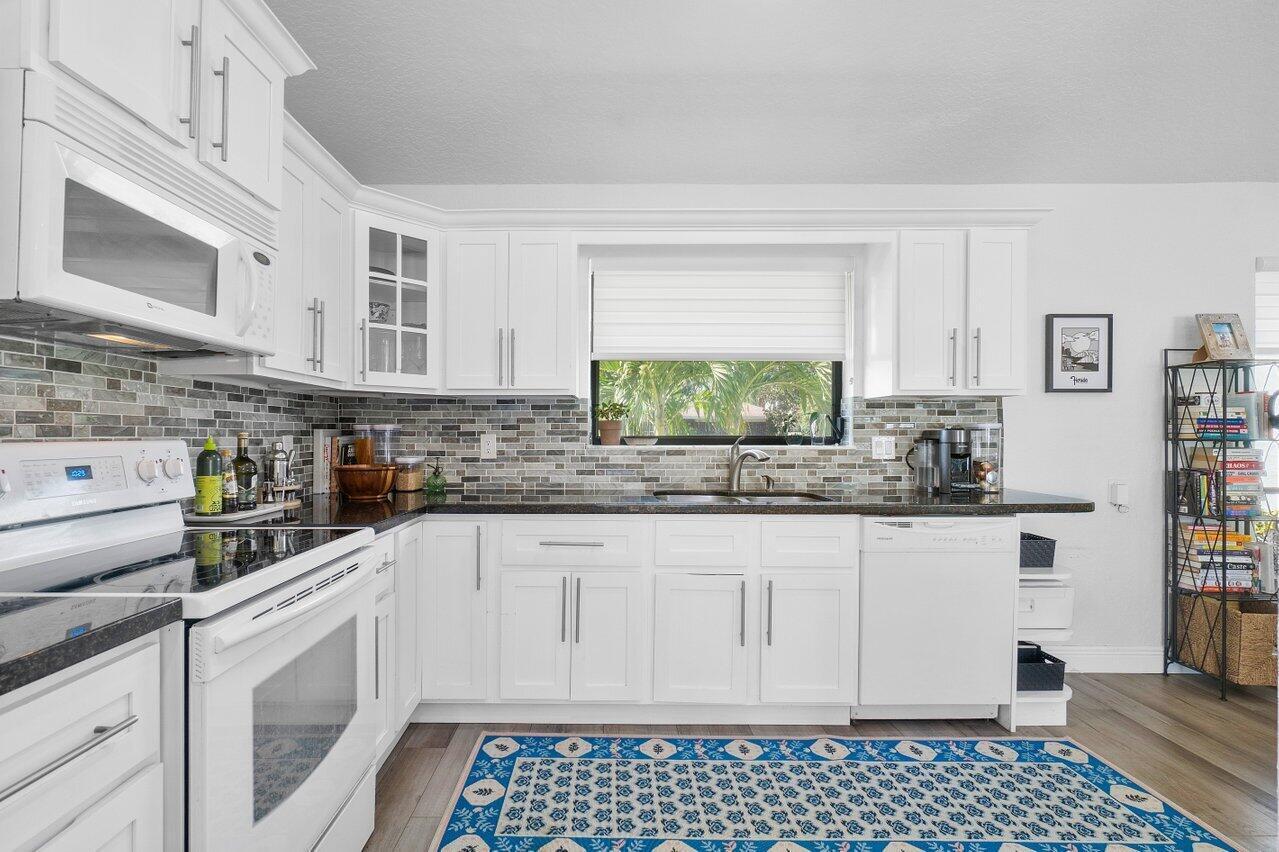 6085 Robinson Street