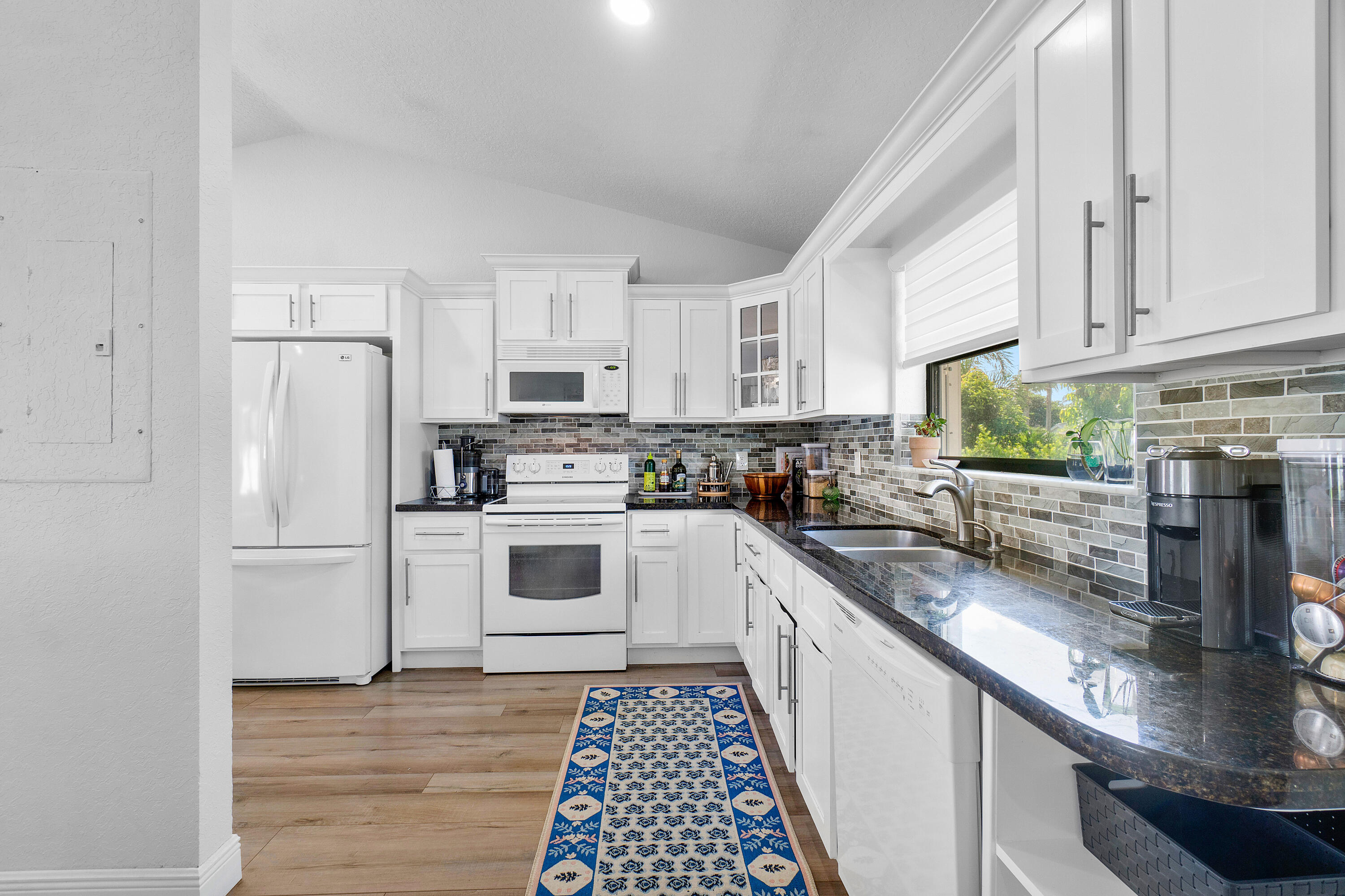 6085 Robinson Street