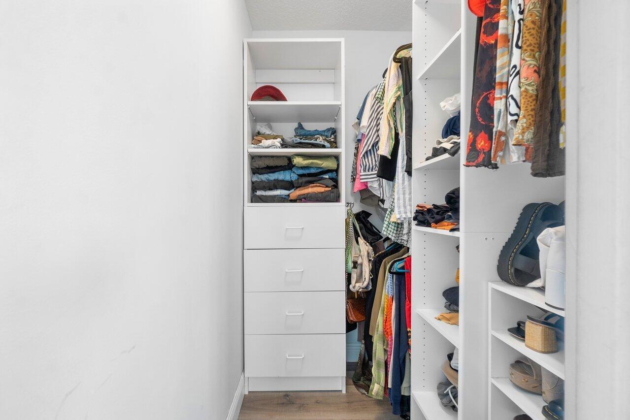 6085 Robinson Street