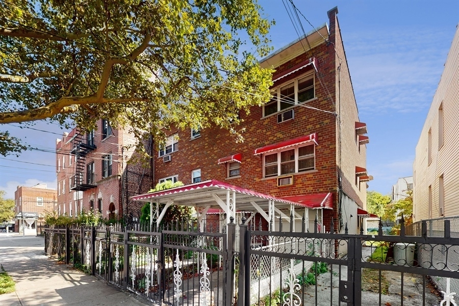 980 BURKE Avenue