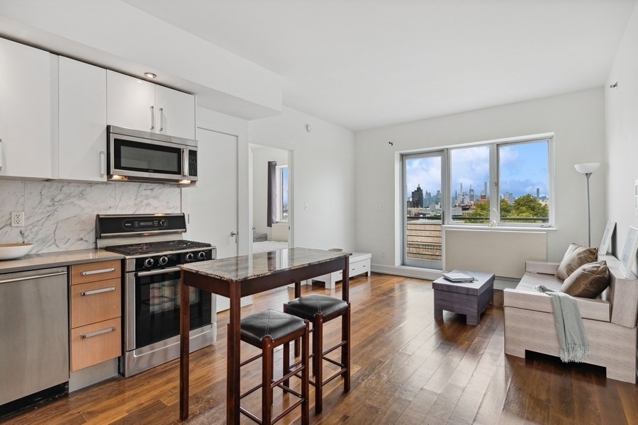 100 MASPETH Avenue Unit: 6F
