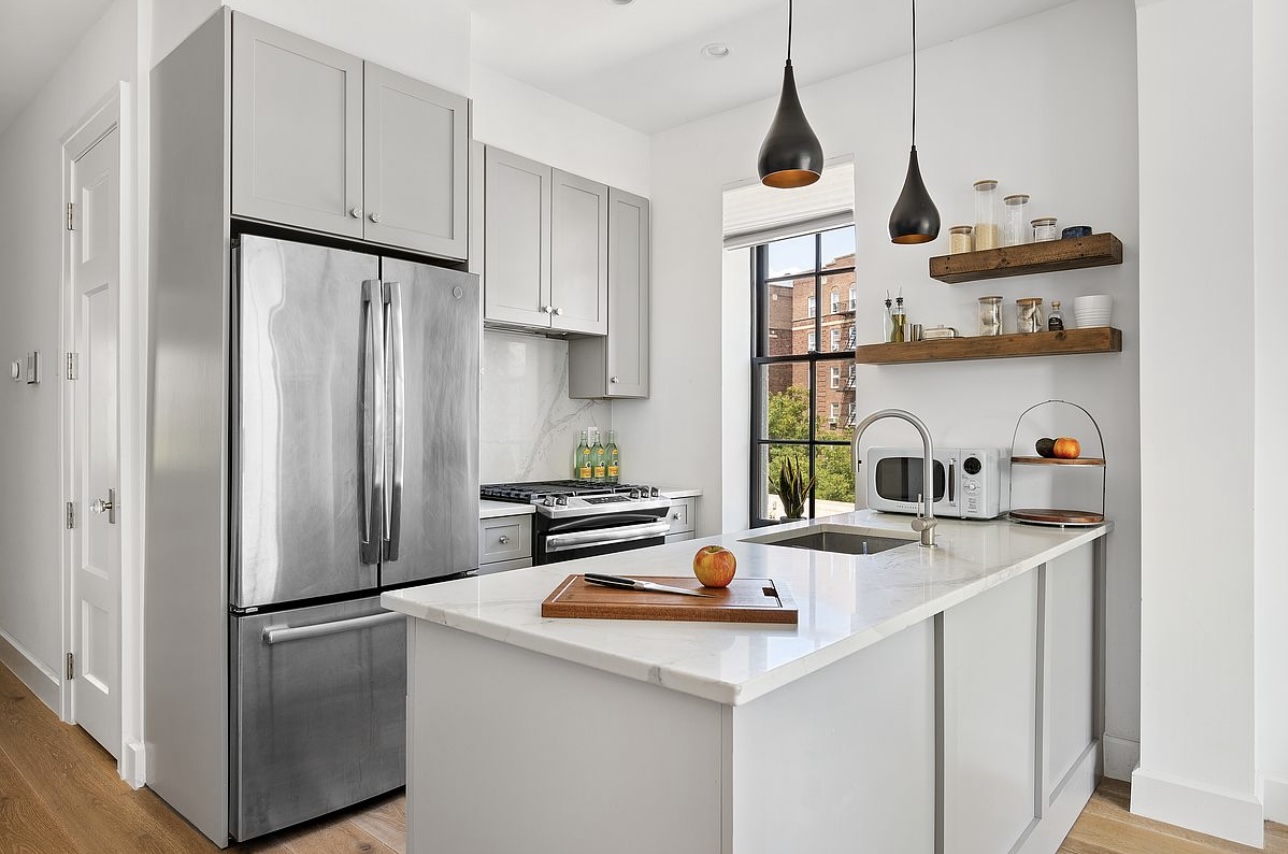 190 East 7th Street Unit: 3B