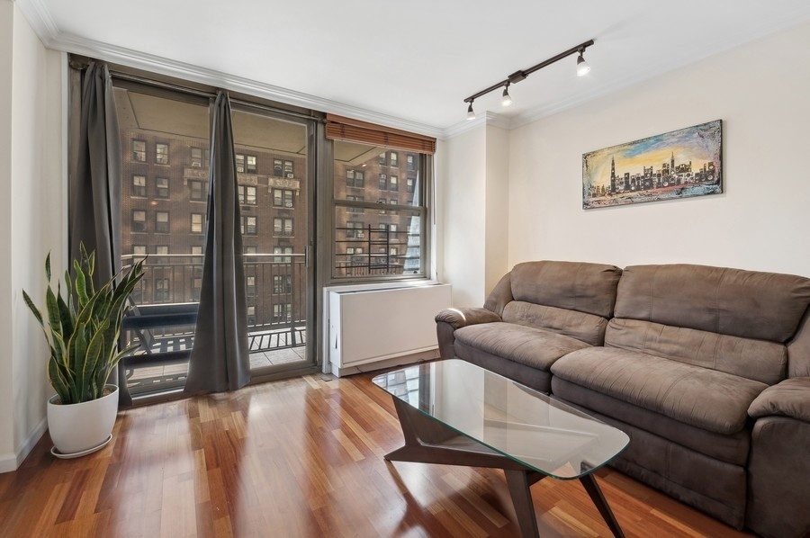 301 E 79TH Street Unit: 7L