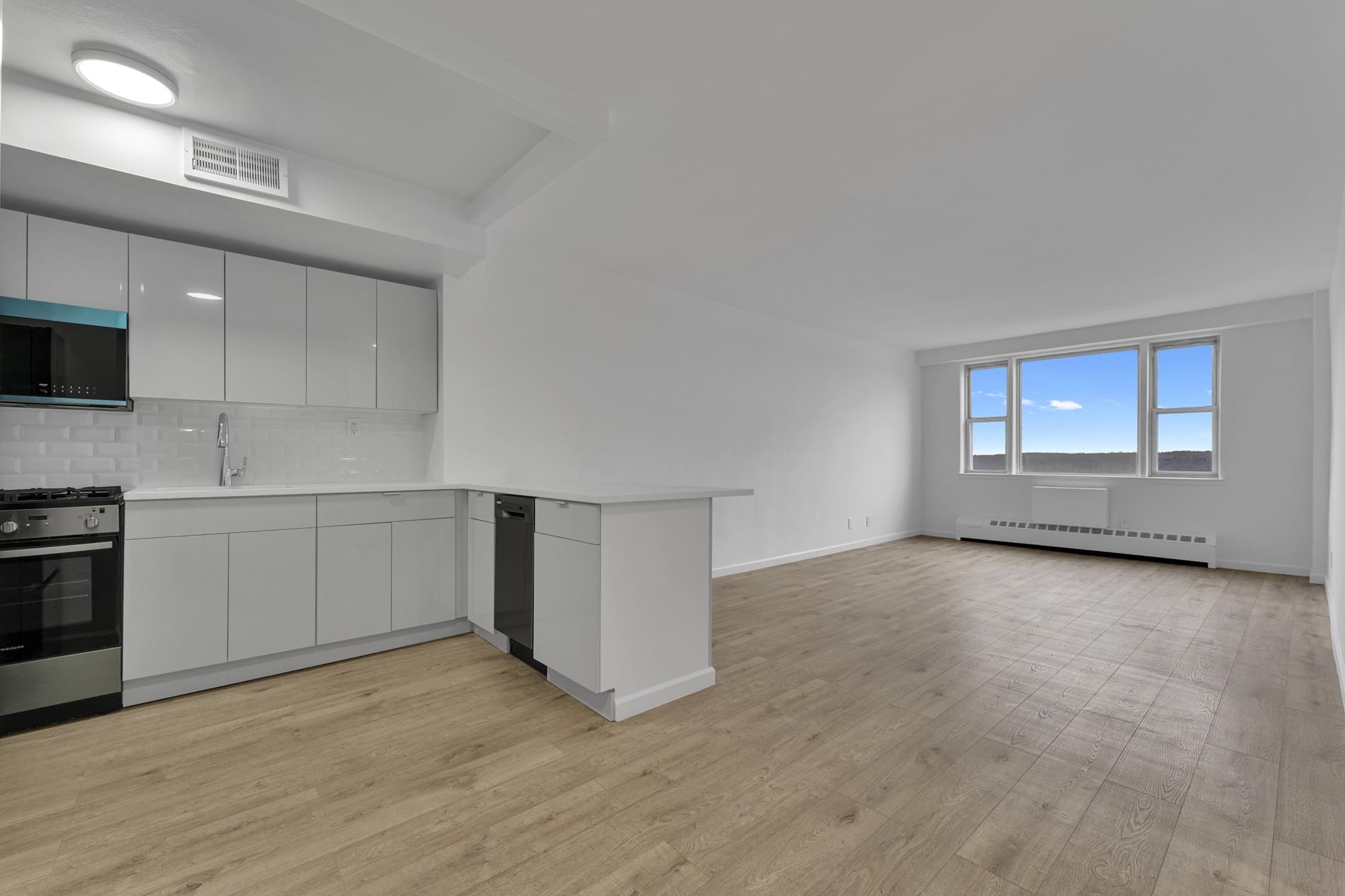 5900 Arlington Avenue 22-P