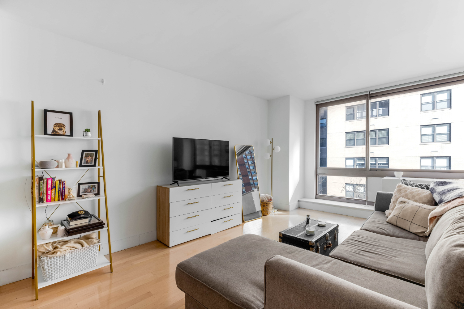 242 East 25th Street Unit: 5E