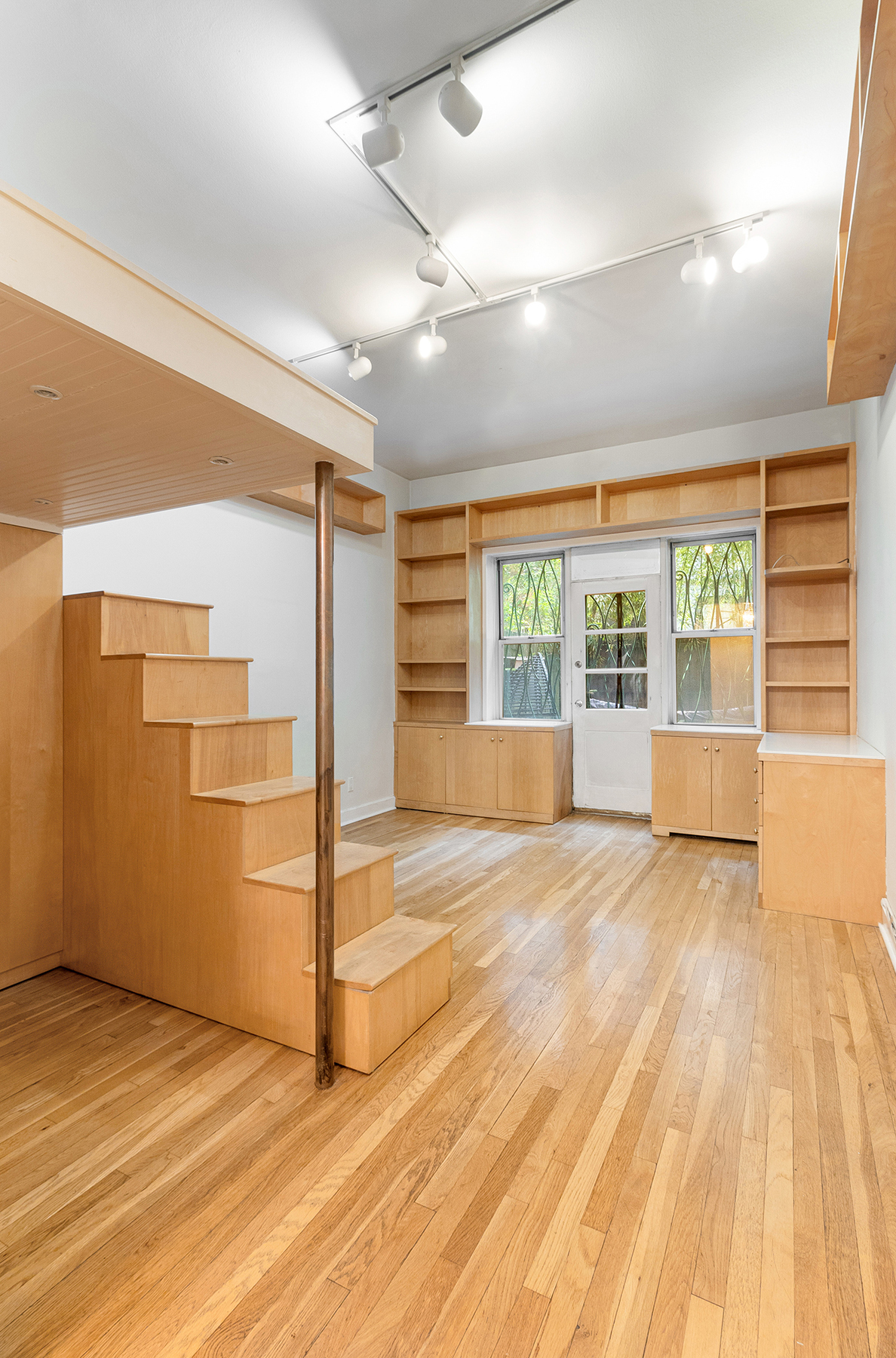 530 E 84TH Street Unit: 1M