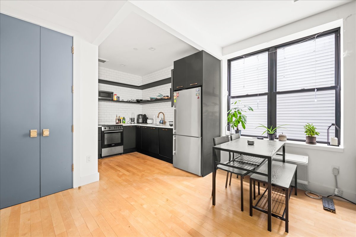 709 HART Street 2D
