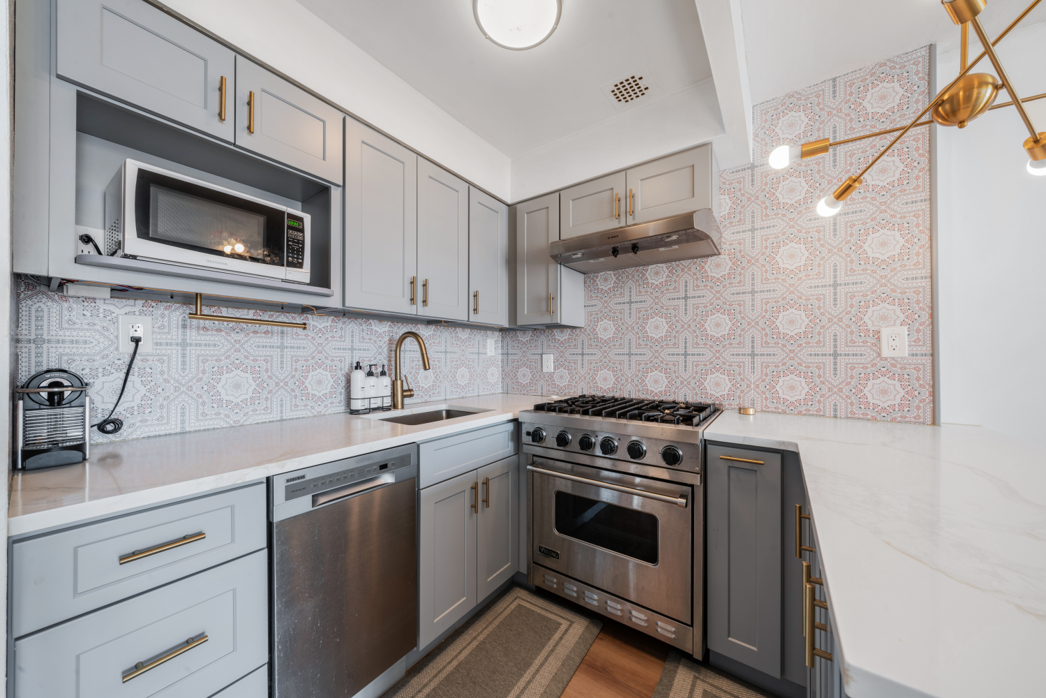 215 E 24TH Street 823