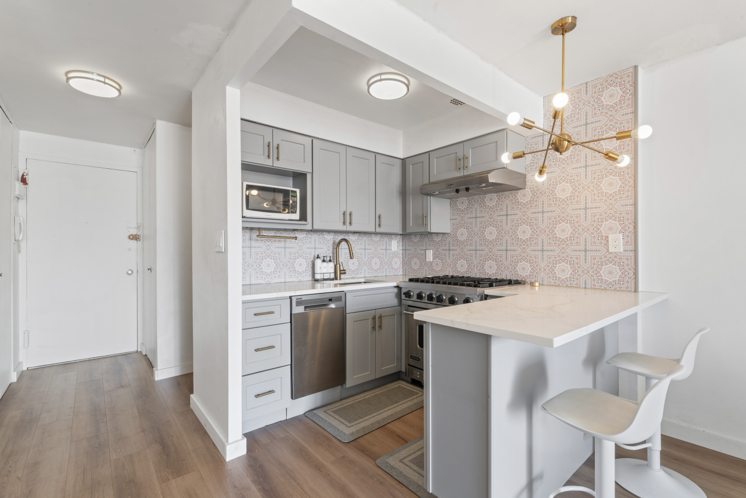 215 E 24TH Street 823