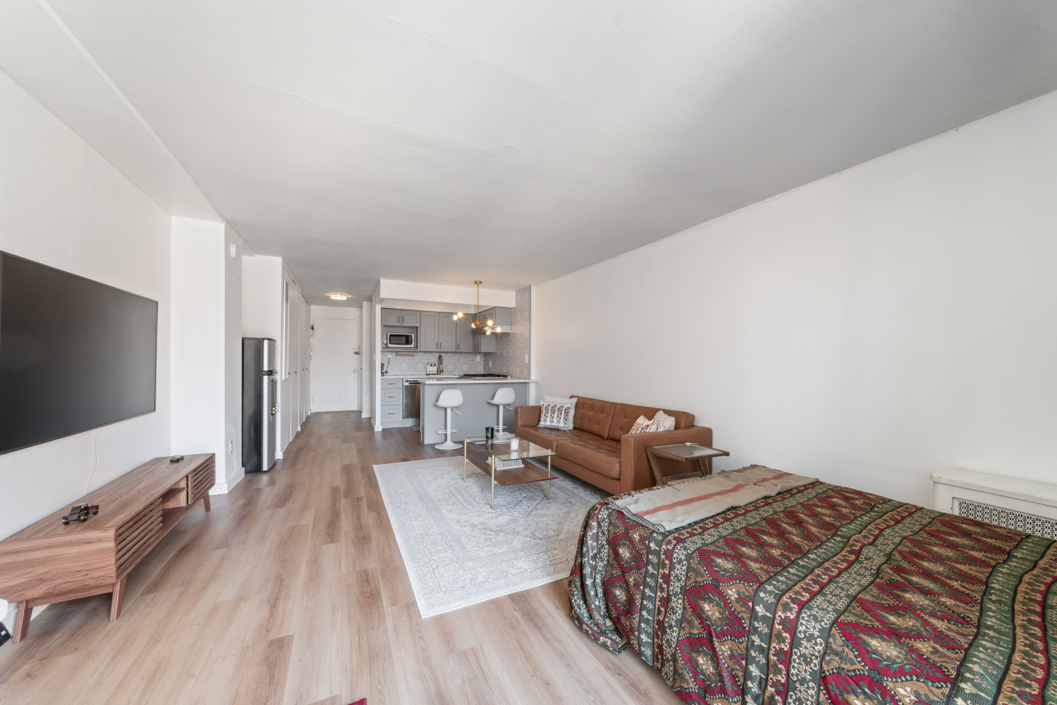 215 E 24TH Street 823