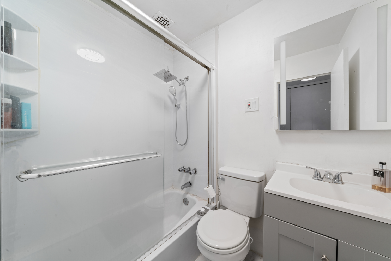 215 E 24TH Street 823