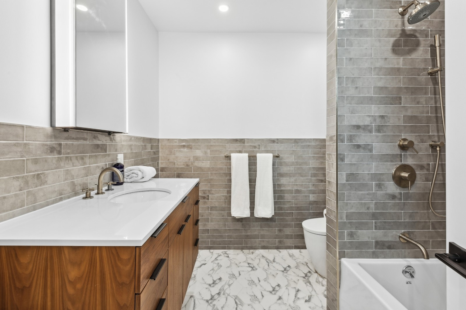 389 MANHATTAN Avenue