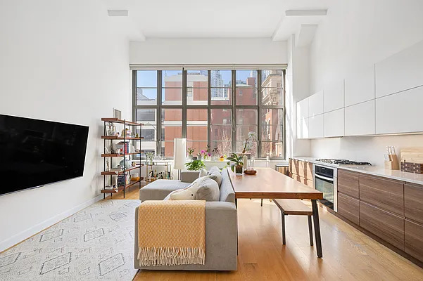 27-28 THOMSON Avenue 243