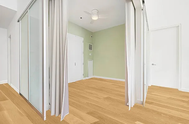 27-28 THOMSON Avenue 243