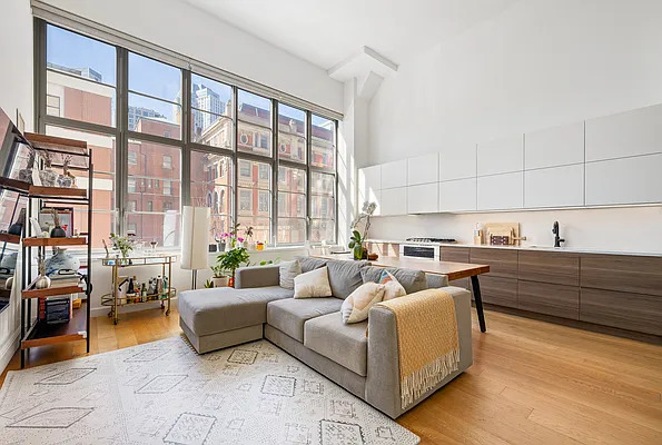 27-28 THOMSON Avenue 243