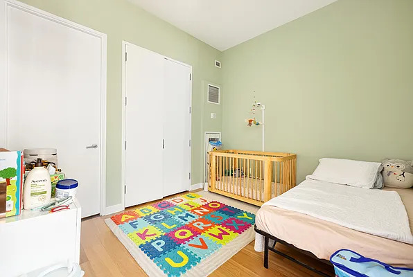 27-28 THOMSON Avenue 243