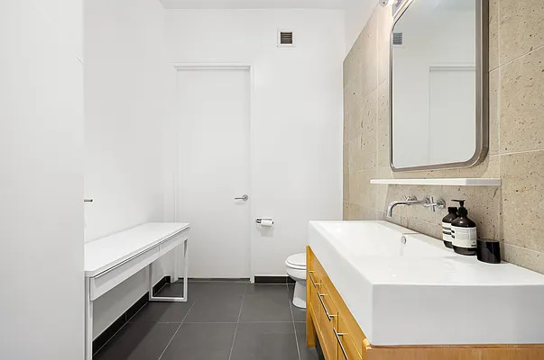 27-28 THOMSON Avenue 243