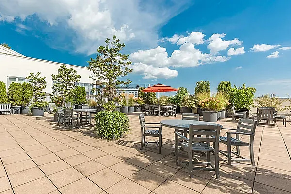 27-28 THOMSON Avenue 243