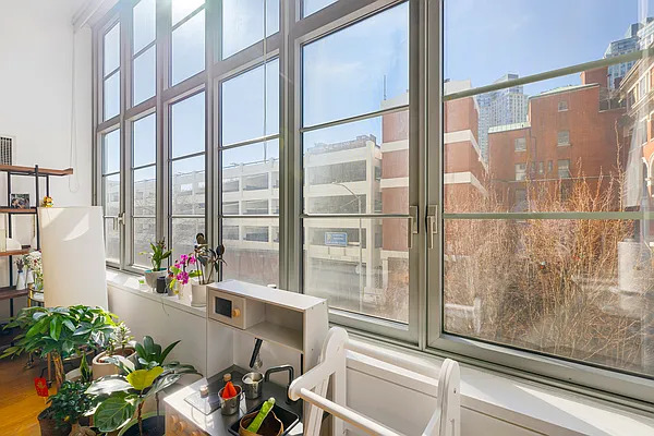 27-28 THOMSON Avenue 243