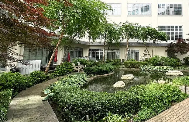 27-28 THOMSON Avenue 243