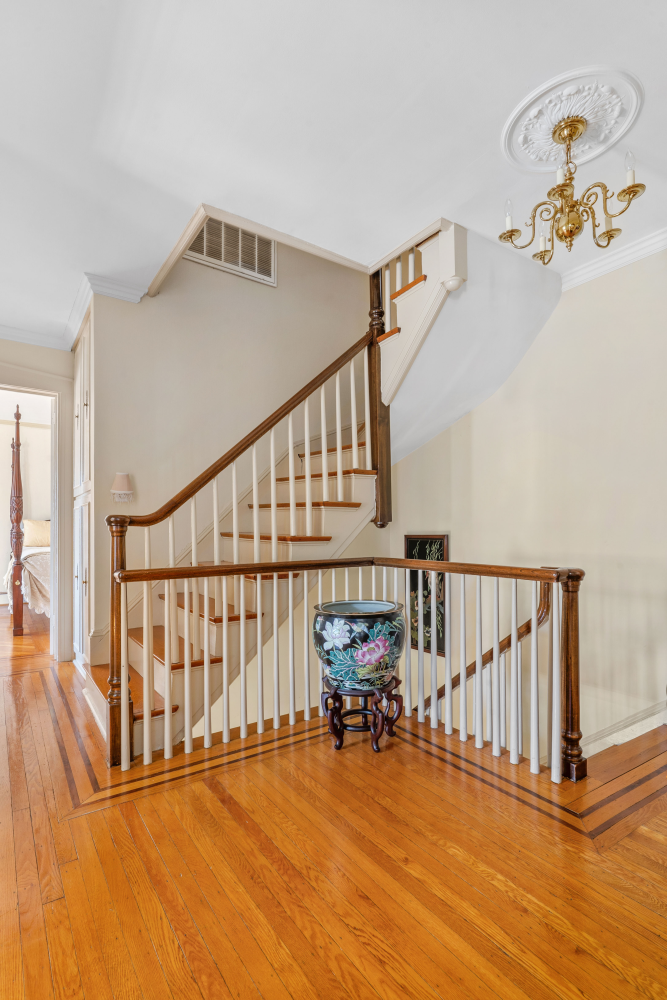 8 CIRCLE Road