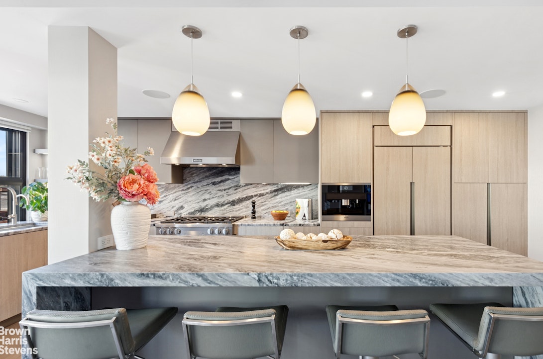 115 E 9TH Street 8LM