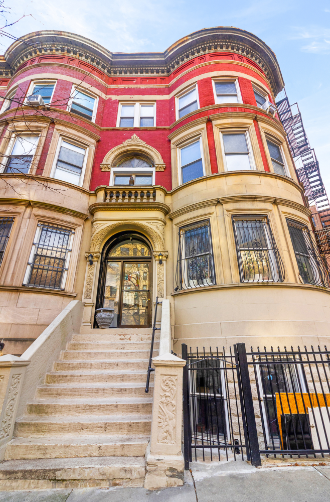867 RIVERSIDE Drive