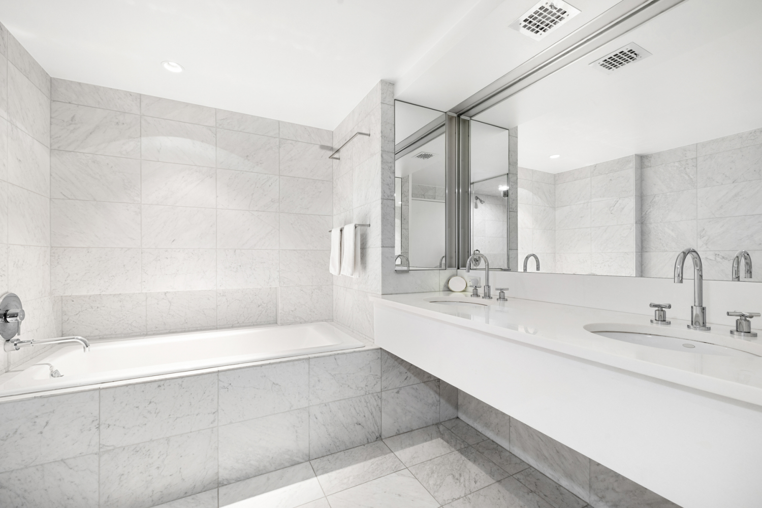 35 SUTTON Place 20A
