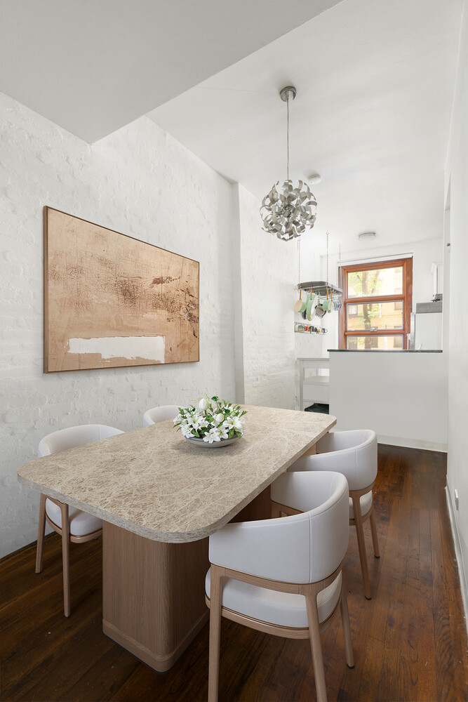 262 W 25TH Street