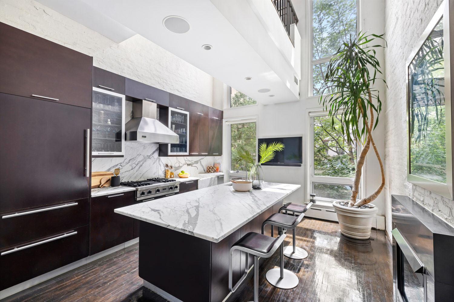 262 W 25TH Street