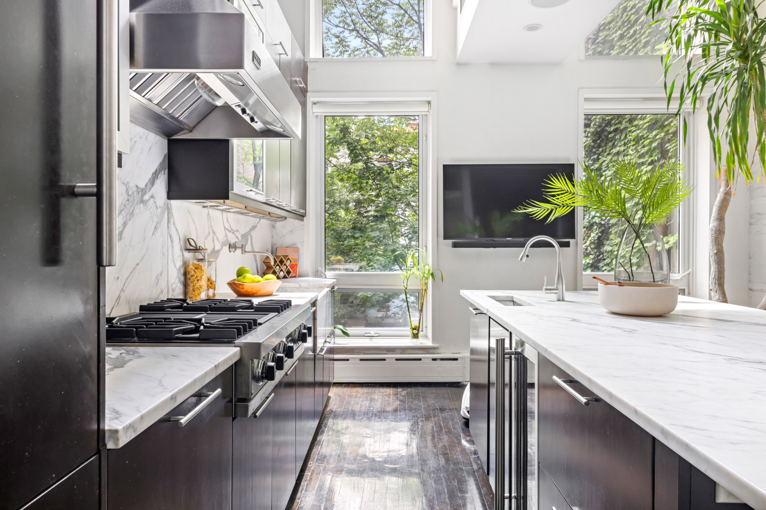 262 W 25TH Street