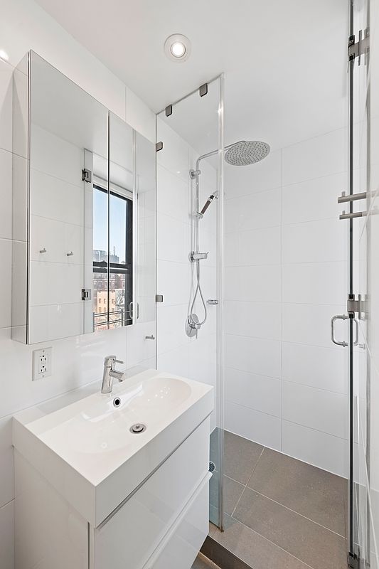 64 MACDOUGAL Street 15