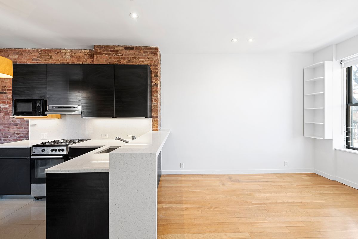 64 MACDOUGAL Street 15