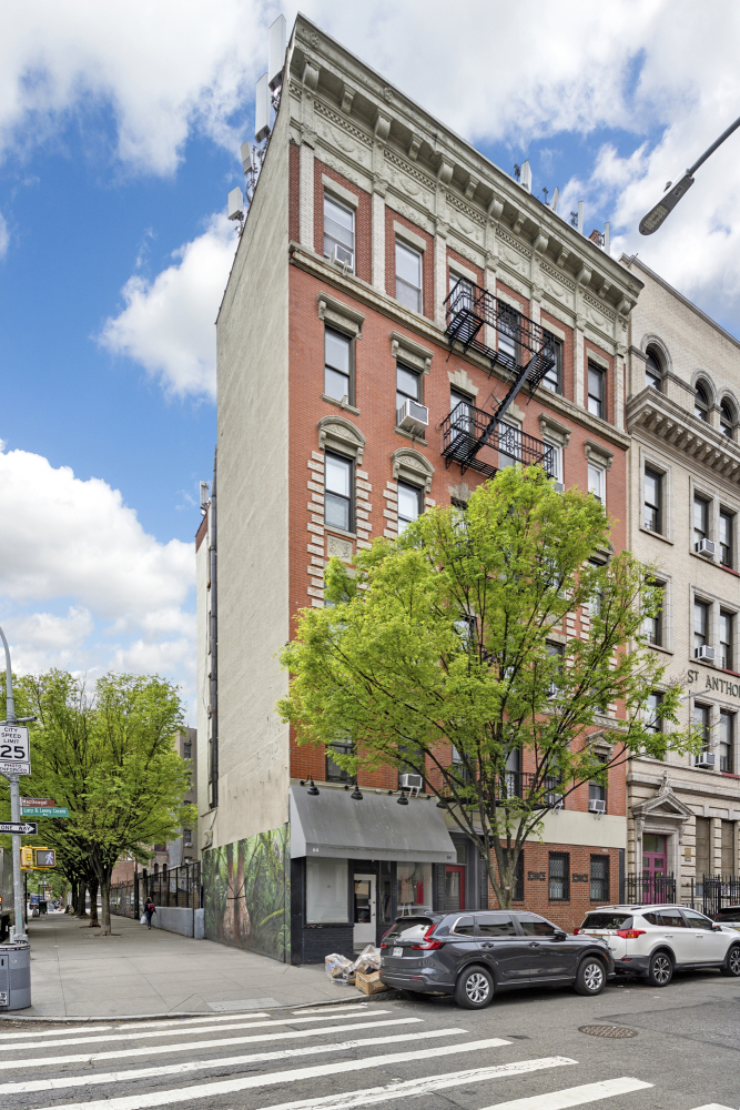 64 MACDOUGAL Street 15