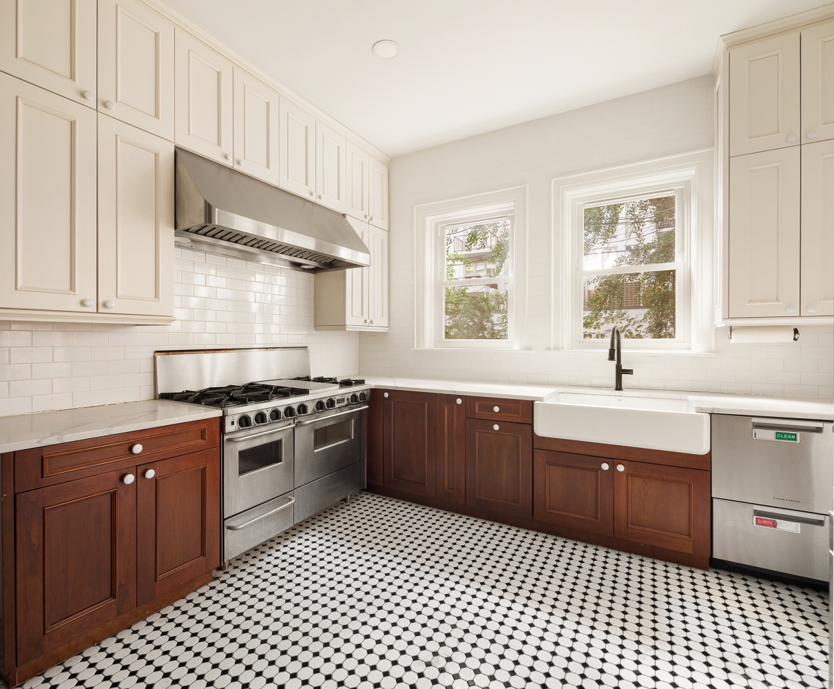 216 E 21ST Street