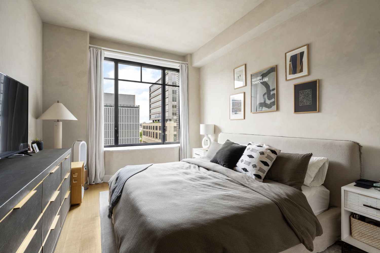 110 CHARLTON Street 8A