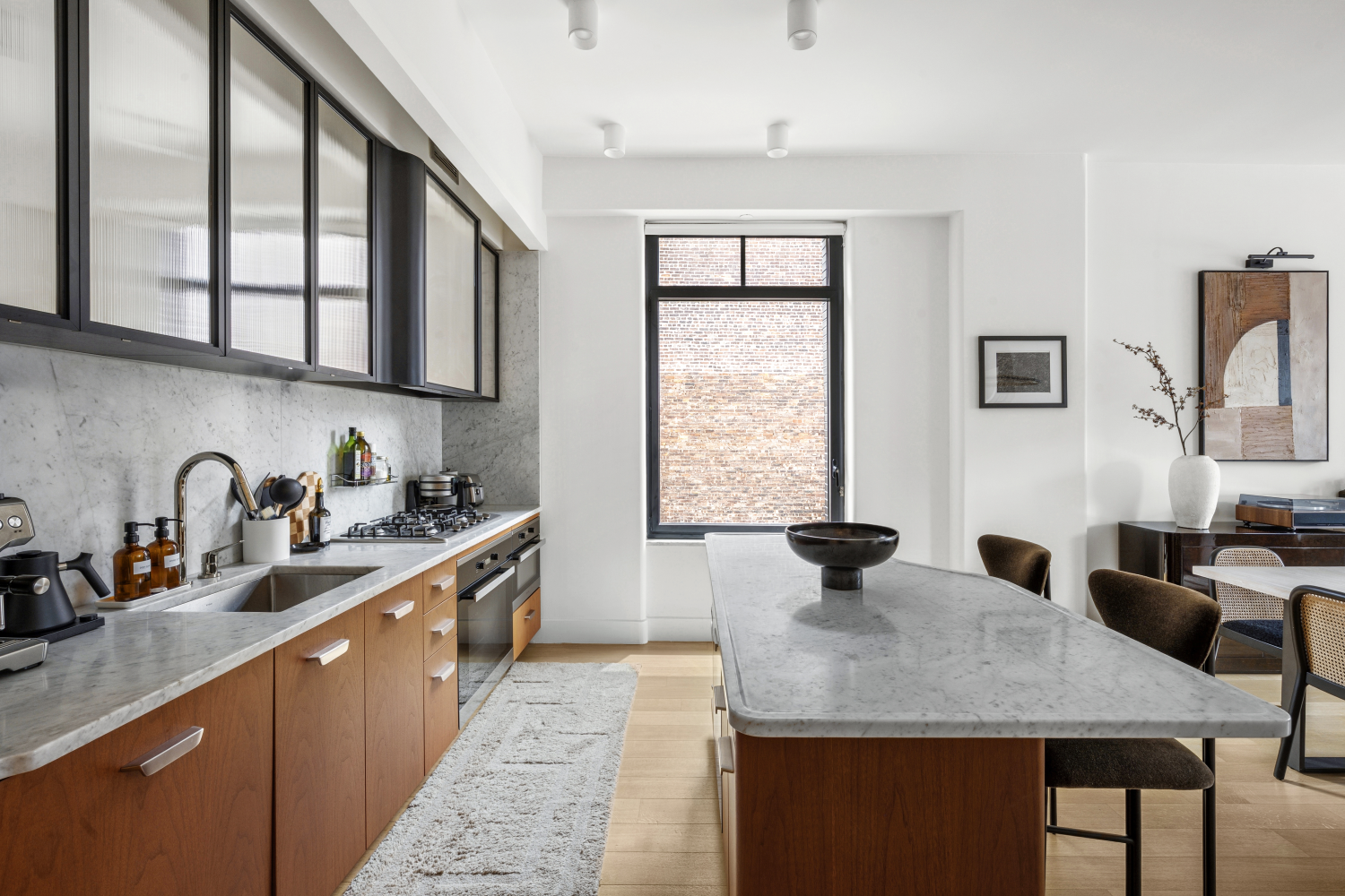 110 CHARLTON Street 8A